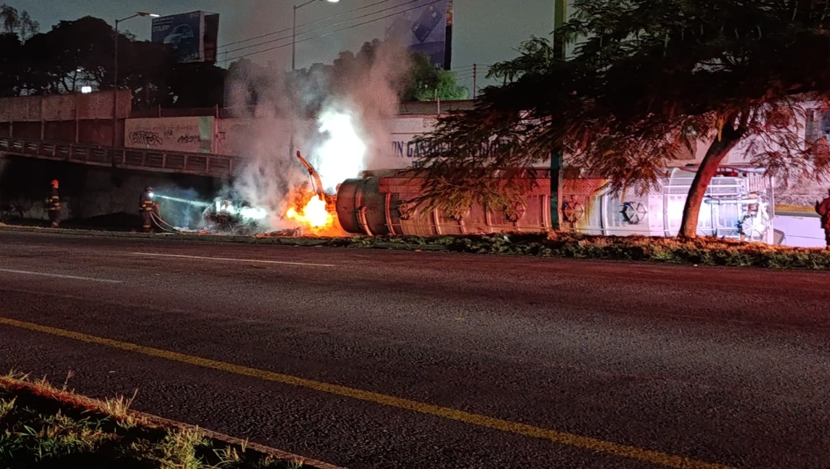 La cabina del vehículo fue consumida por las llamas; bomberos actuaron pronto para evitar una catástrofe mayor (Foto: Vicente Torres Alfaro)
