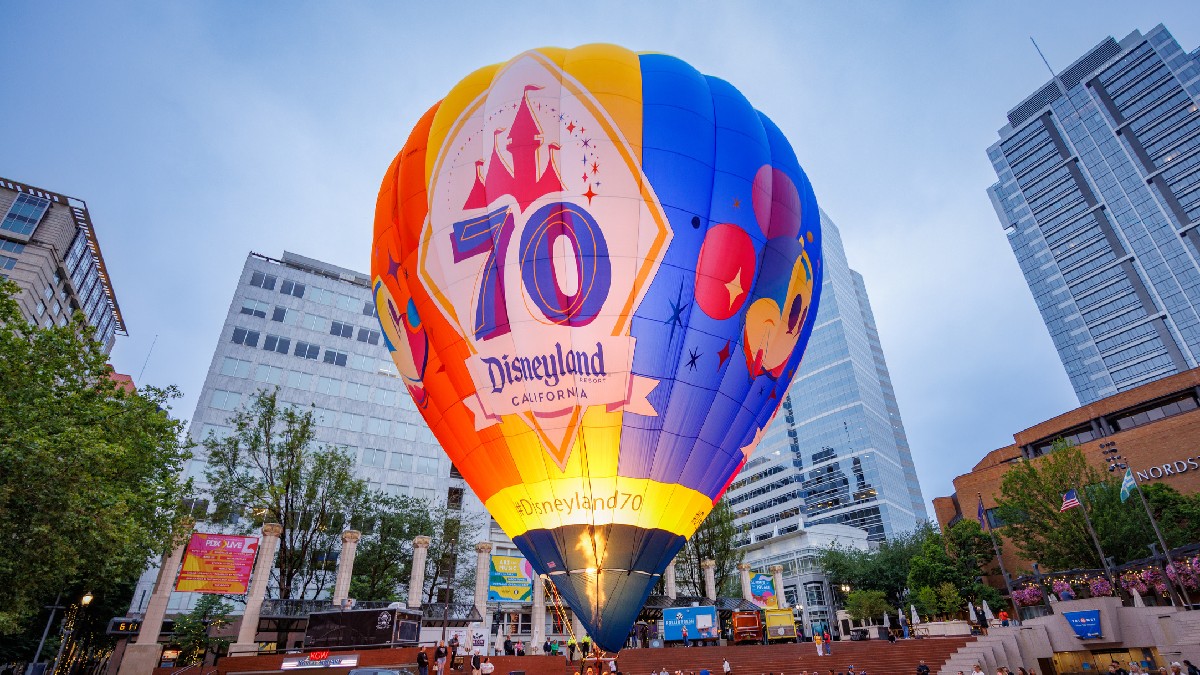 Disney aterriza en el Festival Internacional del Globo León 2025 con un globo conmemorativo por los 70 años de Disneyland.