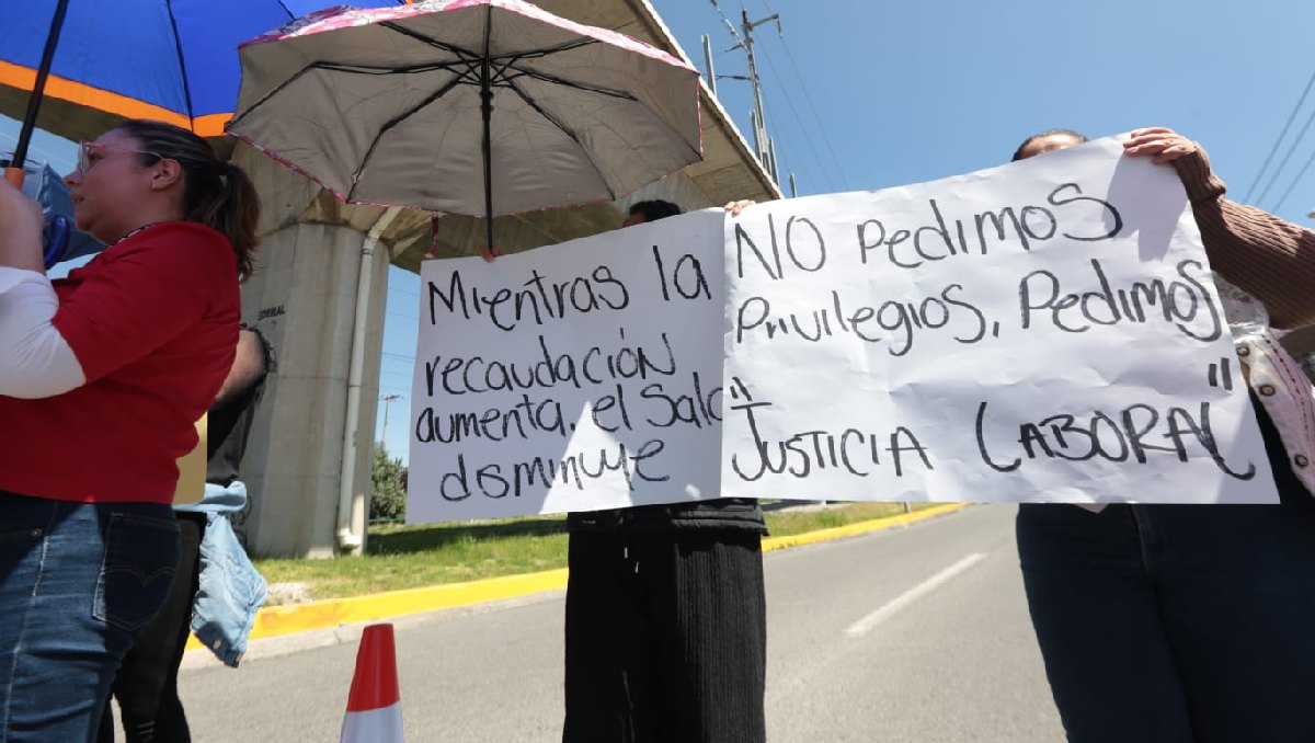 Los empleados del SAT en Metepec bloquearon la intersección de la avenida Ignacio Comonfort y Las Torres. Foto: (Tania Contreras)