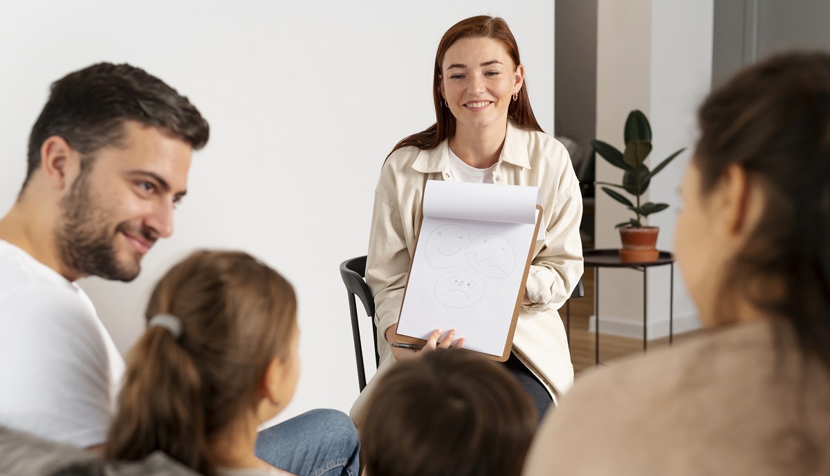 Este espacio ayuda a que maestros y padres de familia tengan una guía para ayudar al niño o adolescente. (freepik.es)