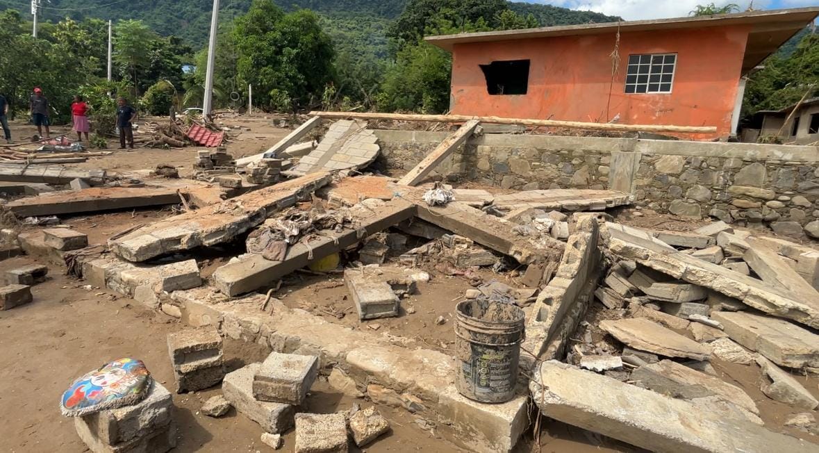 Familias que se quedaron sin casa fueron sorprendidas por el agua durante la madrugada. (Wendy Salazar)