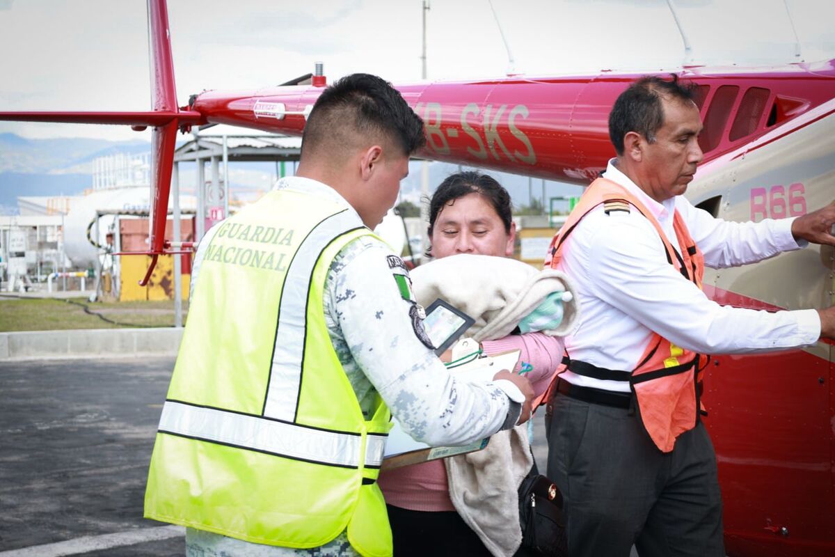Un helicóptero aterrizó en Coamelco, Tianguistengo para rescatar a un bebé con problemas de salud.