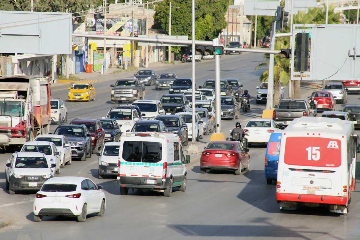 Obras, calor, camiones y embotellamientos convierten un trayecto de 20 minutos en más de una hora para miles de conductores en Torreón.| Martín Piña