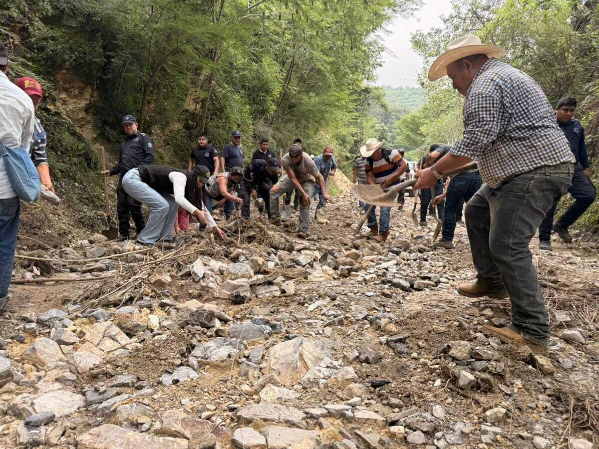 Con palas abren brechas para avanzar a pie y llevar víveres.