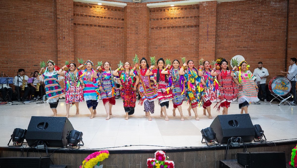 La representación de La Guelaguetza se llevó a cabo en la plaza del Pueblo de San Francisco de Asís. Foto: (Especial)