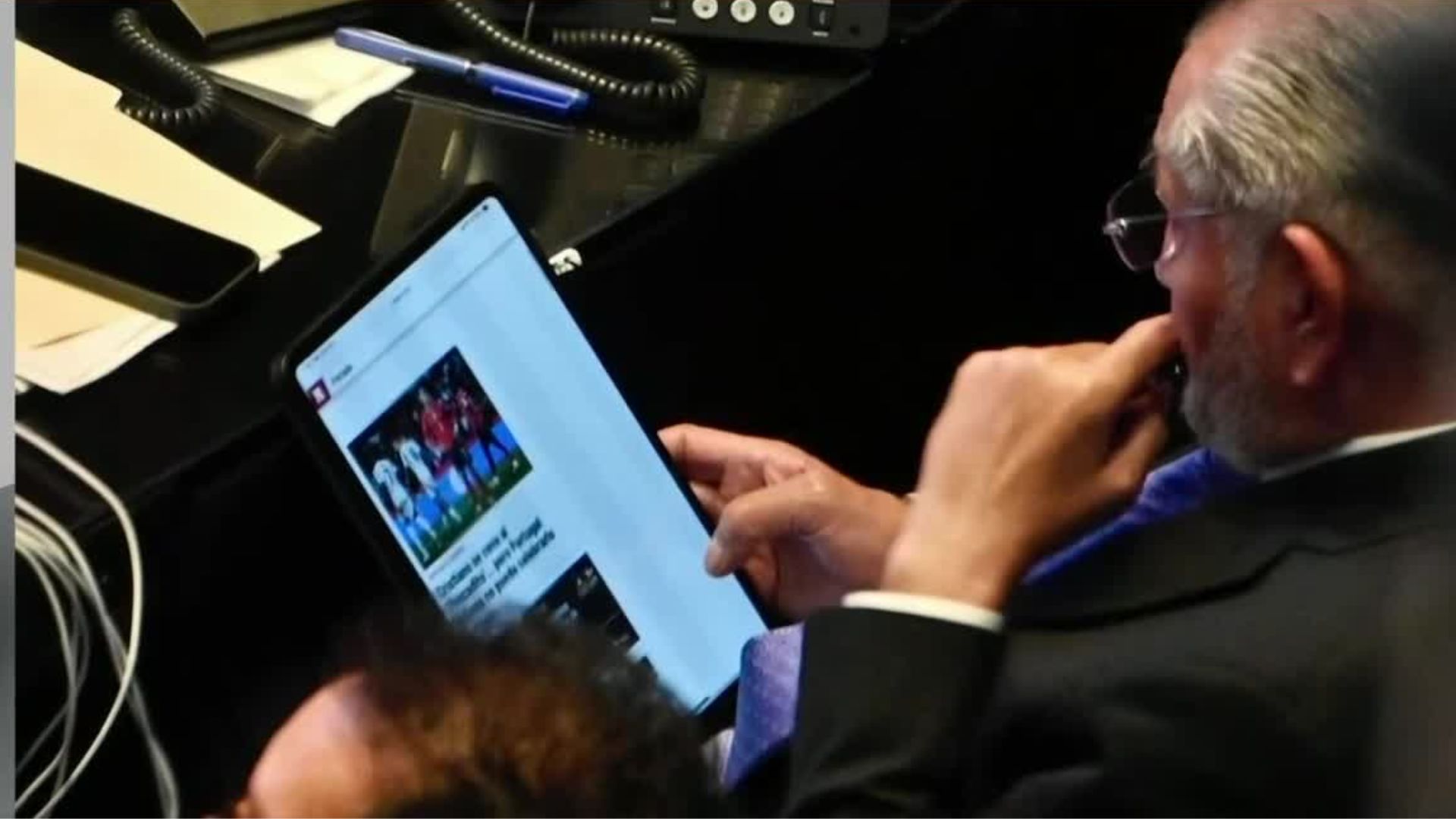 En el Senado, captan a Adán Augusto leyendo un periódico deportivo