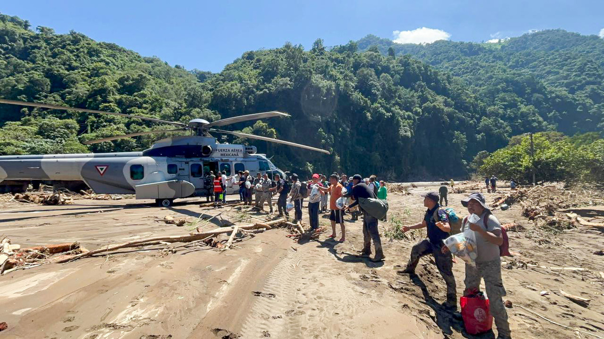 Suman apoyo aéreo para levar víveres a localidades de Hidalgo. (Facebook)
