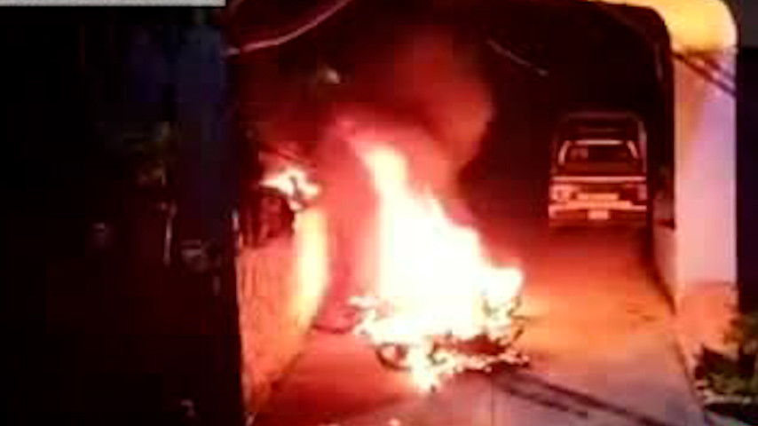 Taxistas locales de Taxco provocan incendio de motocicletas