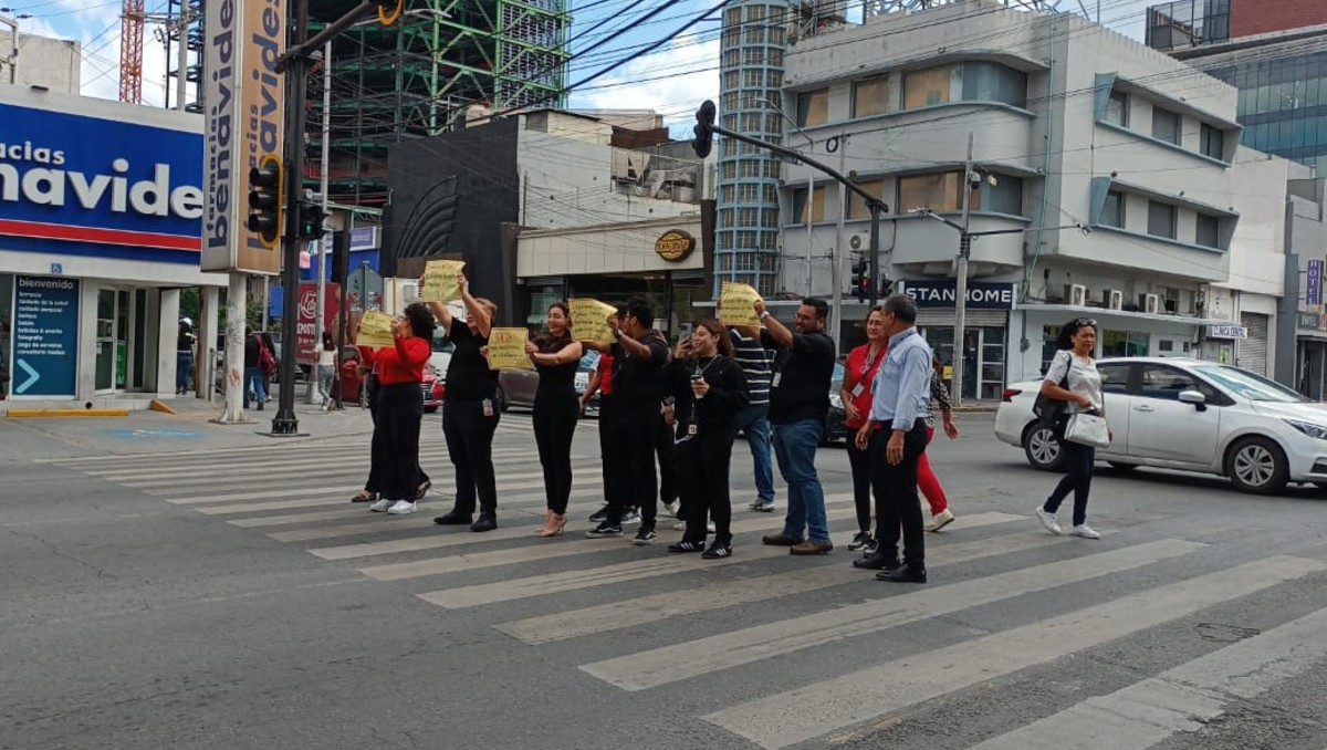Los trabajadores del SAT realizaron un paro laboral parcial. Foto: Lolita Lastra