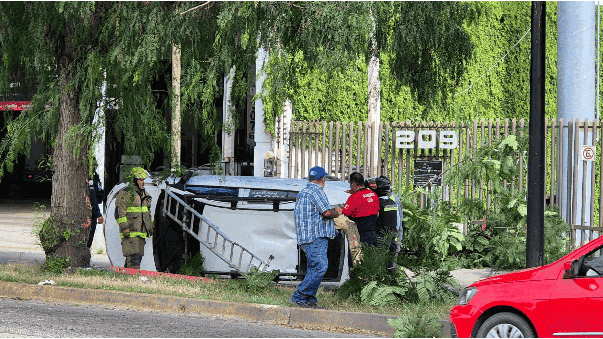 Volcadura en Bulevar Juan Alonso de Torres en León.