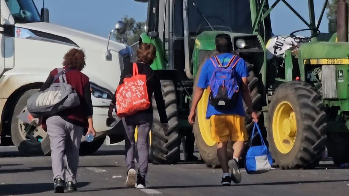 Bloqueo carretera Guadalajara a Morelia afectó también a pasajeros (Juan Carlos Mungía)