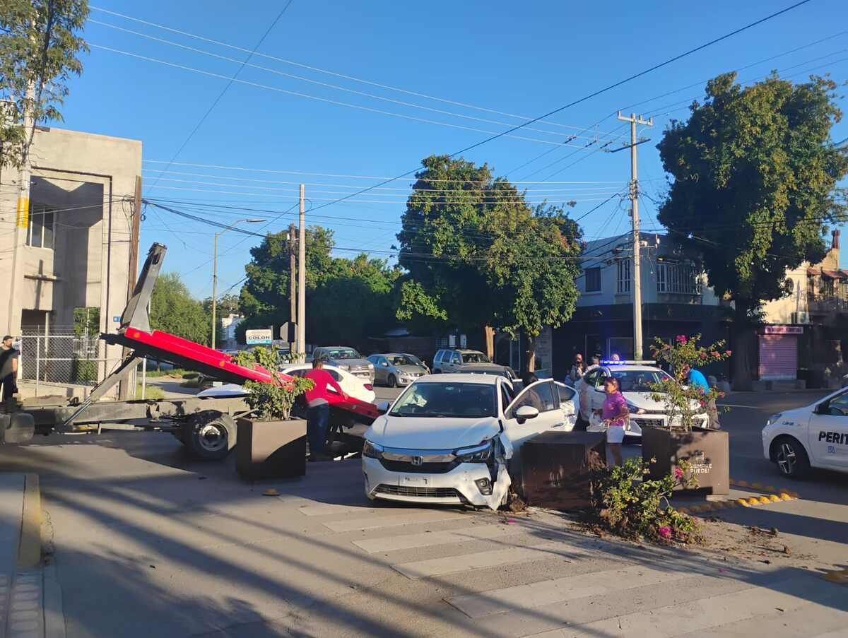 Choque en Colón y Corregidora deja daños a jardinera en Torreón. (Milenio Policía)