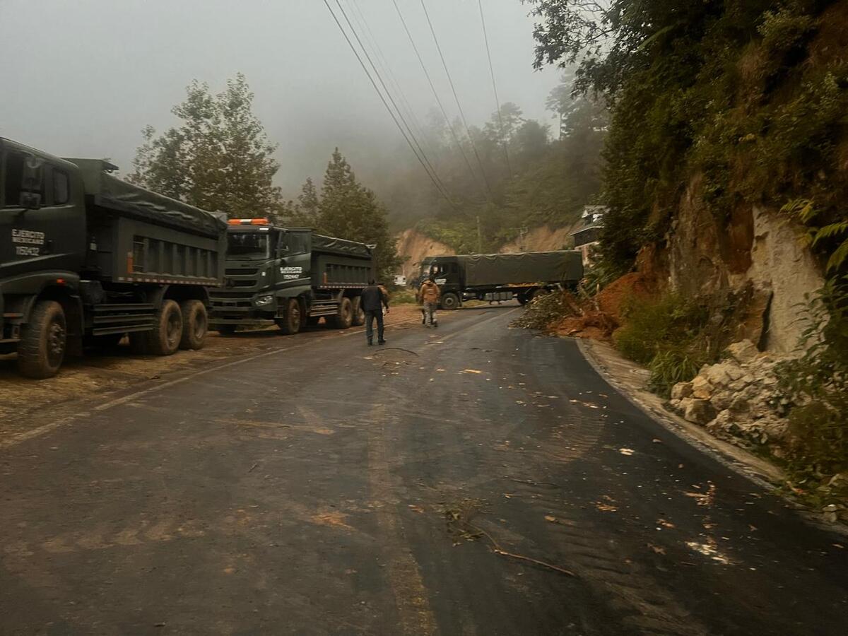 Continúa la búsqueda de personas en zonas afectadas por derrumbes en la Sierra Otomí-Tepehua.