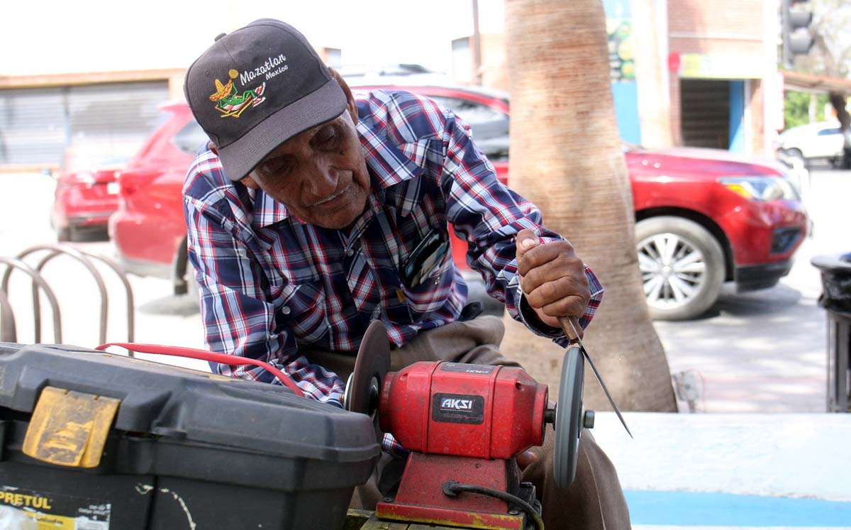 David Camarillo tiene 63 años cruzando las calles de Gómez Palacio. l Rolando Riestra