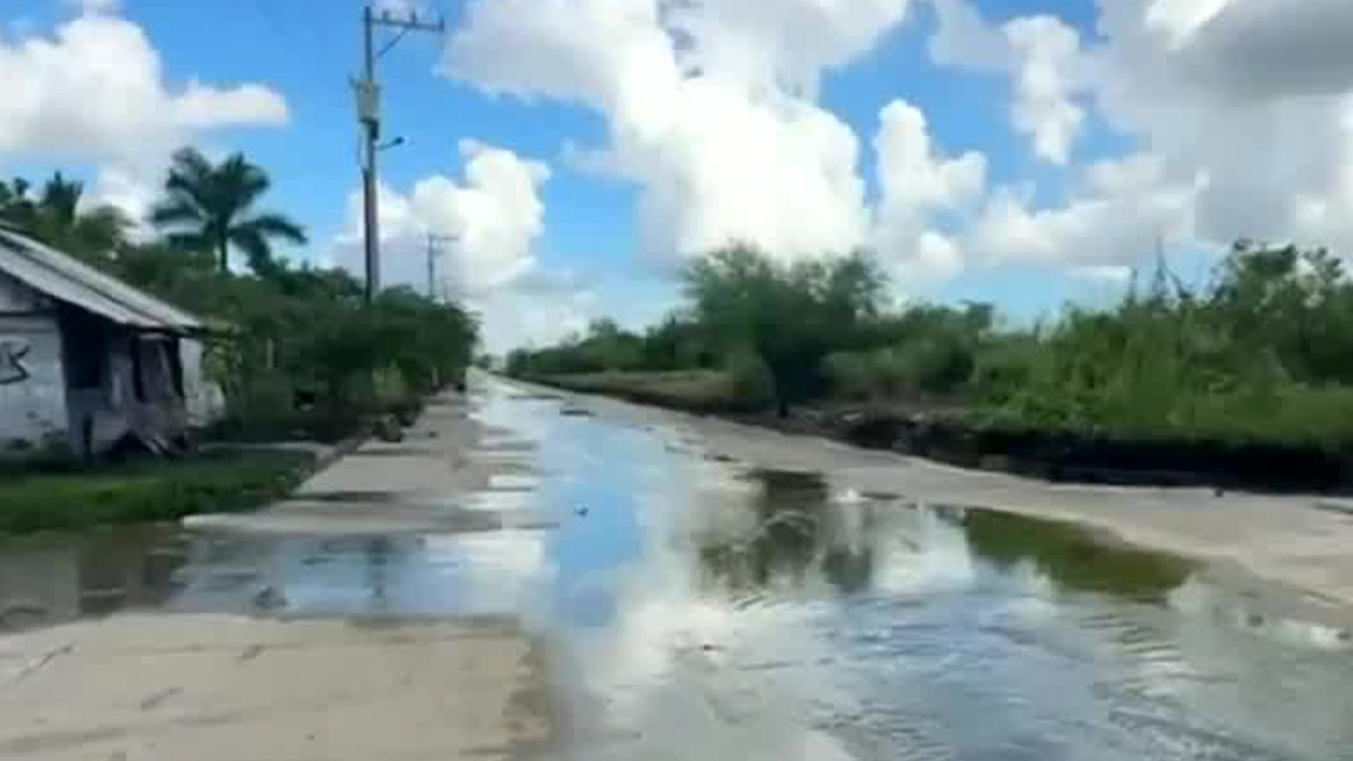 Derrame de hidrocarburo afecta a más de 10 familias inundando casas en Altamira