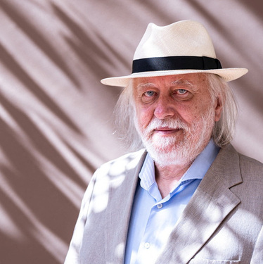 La ensayista Dulce María Zúñiga, quien convivió con el Nobel en la FIL 2024, y el crítico Ignacio Sánchez Prado hablan a MILENIO de la obra del escritor húngaro