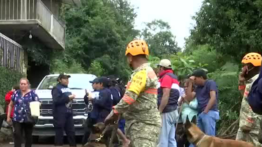 Eslabón sepulta una vivienda con una familia dentro en Huauchinango, Puebla