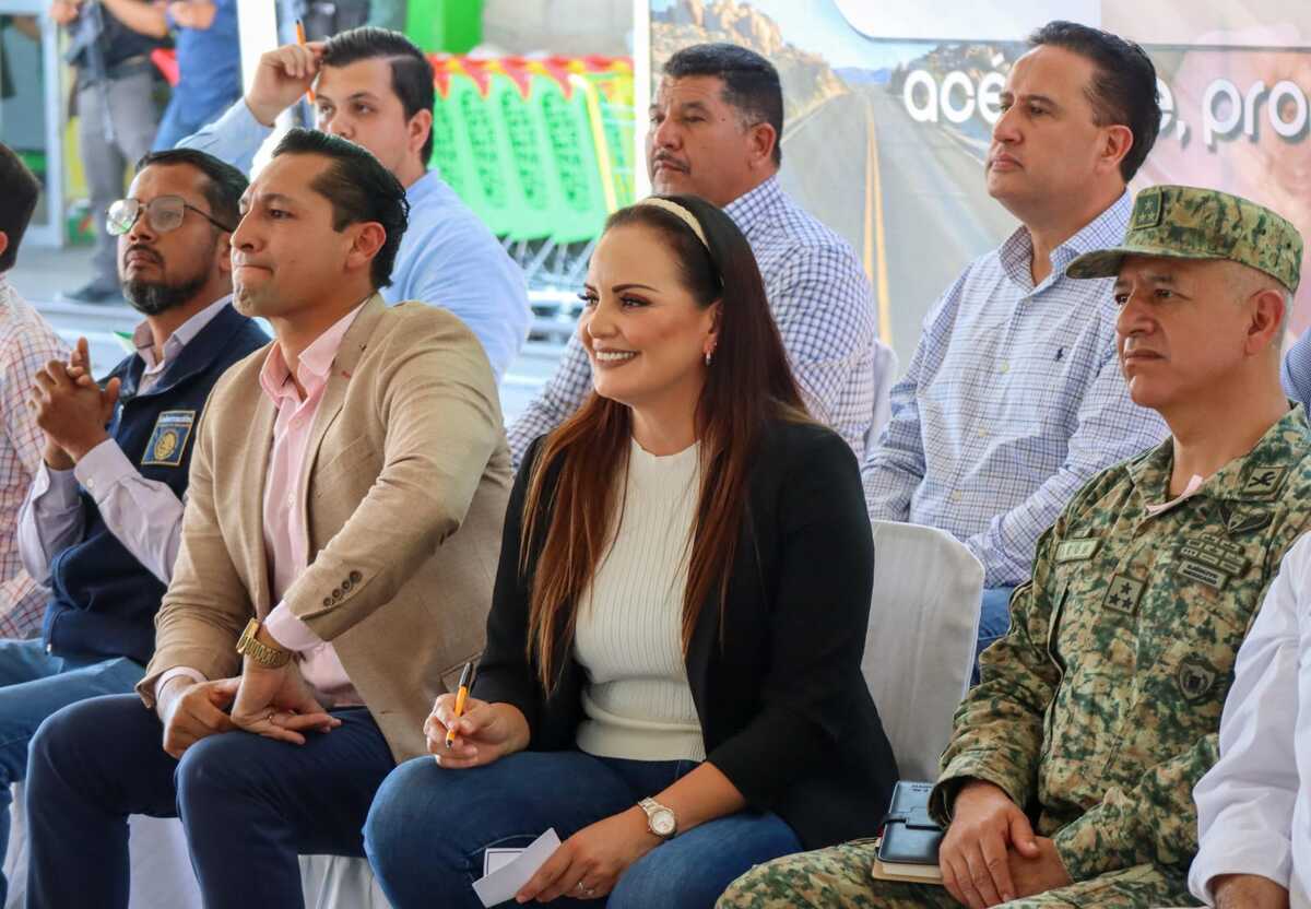 En foro de desarrollo, autoridades plantean estímulos para abatir rezagos de concesionarios en refrendos y placas.| Especial