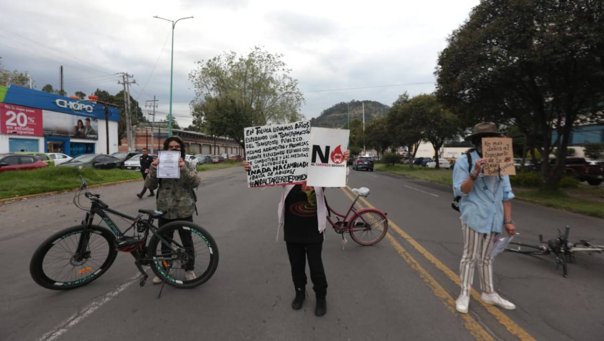 Frente a las instalaciones de la SEMOV Edomex, reiteraron la exigencia de tarifas preferenciales para sectores vulnerables. Foto: Tania Contreras