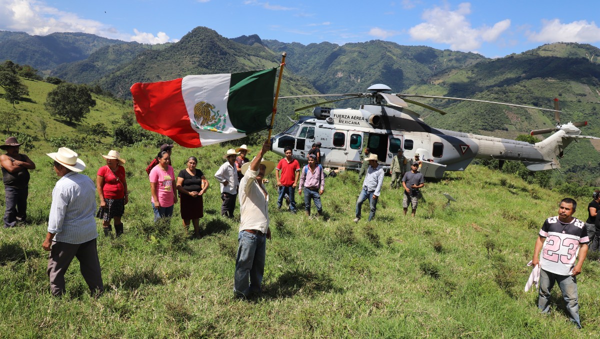 Habitantes del poblado La Senthe, en Actopan, celebraron con una bandera la ayuda humanitaria. | Jesús Quintanar