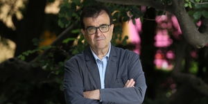 Javier Cercas nos lleva en un viaje único con el Papa Francisco en su libro 'El loco de Dios en el fin del mundo'.