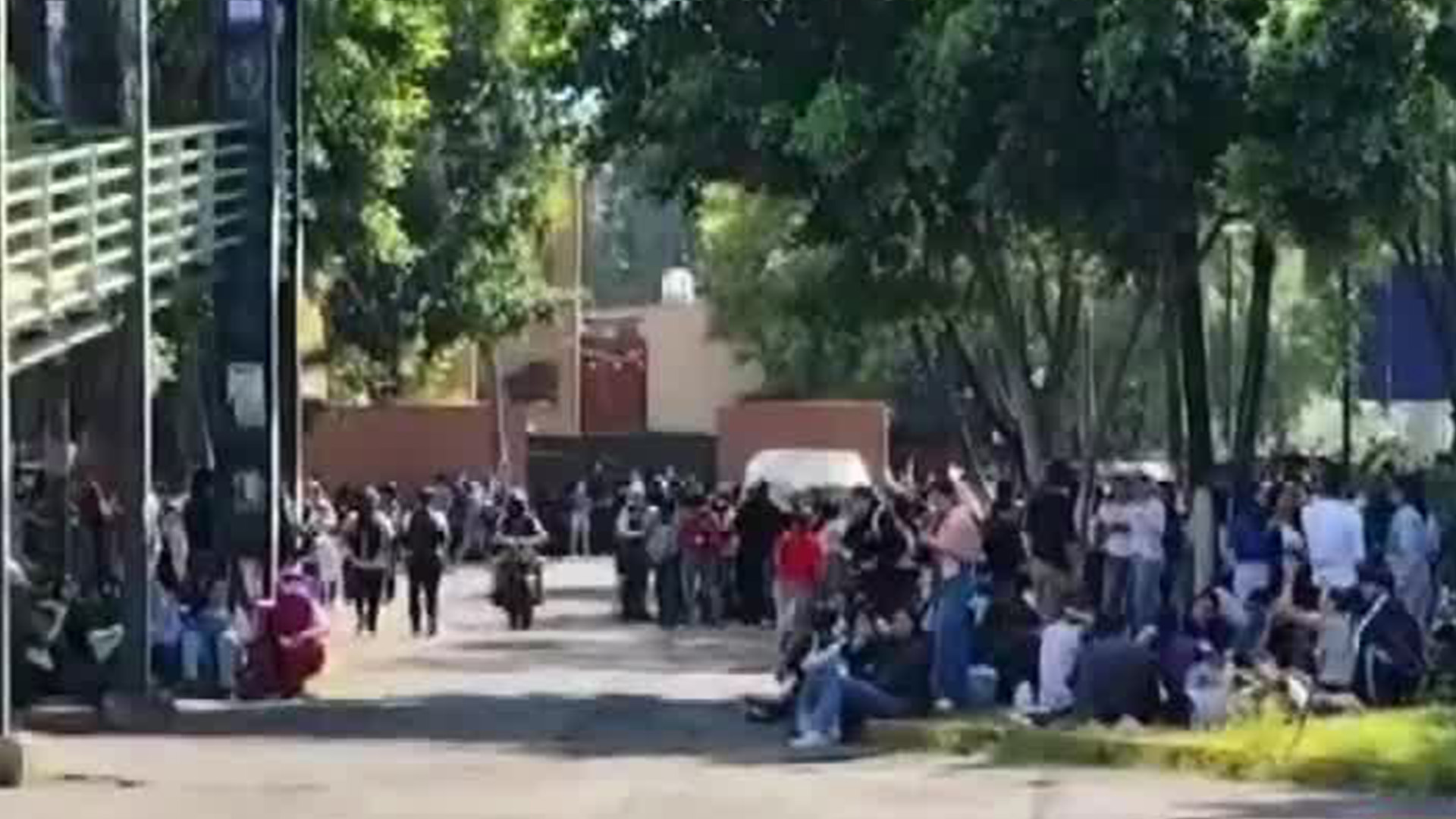 En Morelia, Michoacán, más de 100 estudiantes normalistas realizan una movilización