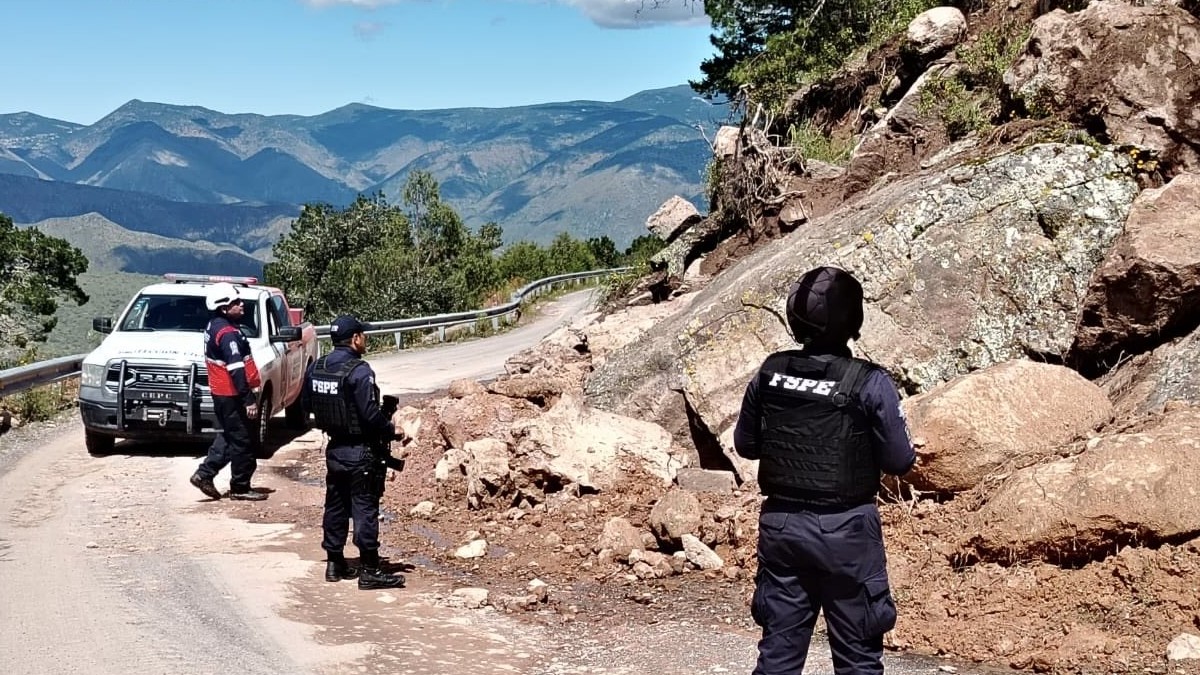 Personal de Protección Civil Estatal trabaja en la evaluación de riesgos y en la limpieza de accesos. Foto: Secretaría de Seguridad y Paz.