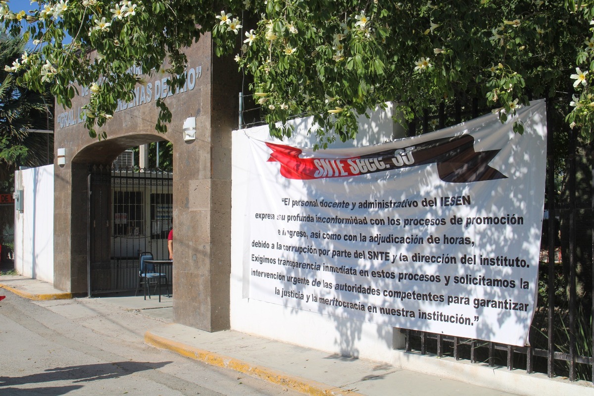 Protestan por asignación irregular de horas clase a allegados de Arturo Díaz y toman oficinas administrativas.| Rolando Riestra