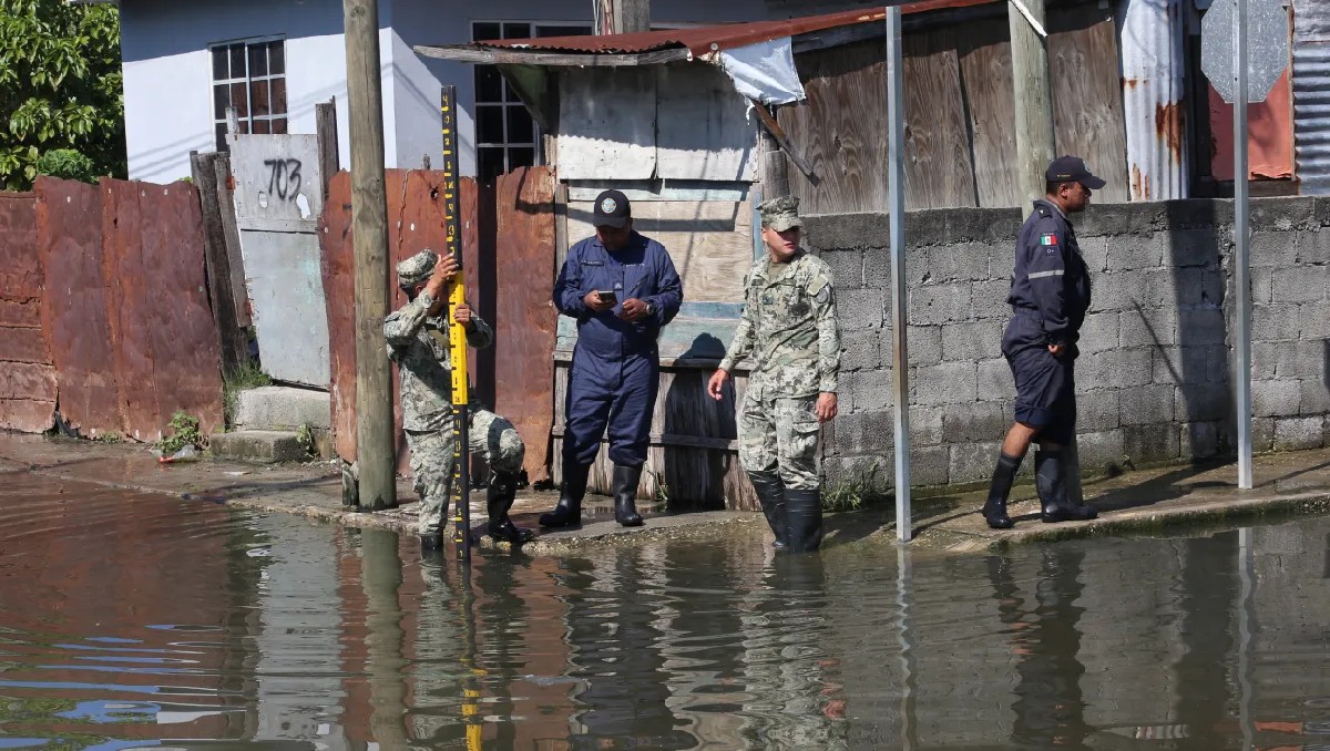 Realizan mediciones del nivel del agua en colonias de Tampico. (Yazmín Sánchez)