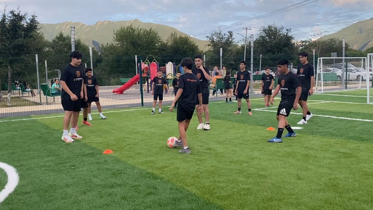 Santiago FC entrega una cancha de futbol 5 a la comunidad (Erick González)