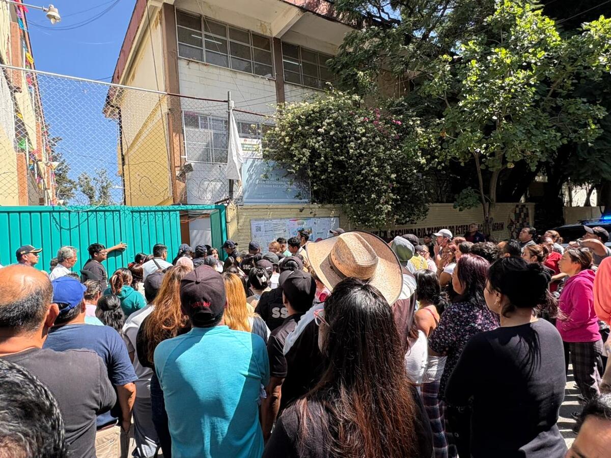 La secundaria fue desalojada, causando alarma entre los padres de familia. | Enrique Luna