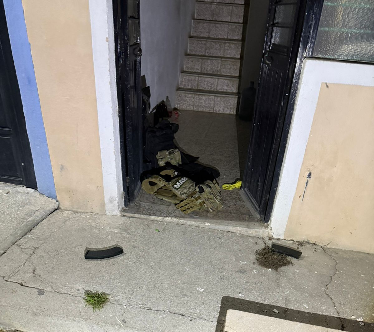 En Teocaltiche fue asegurada una casa con impactos de arma de fuego. (Cortesía)