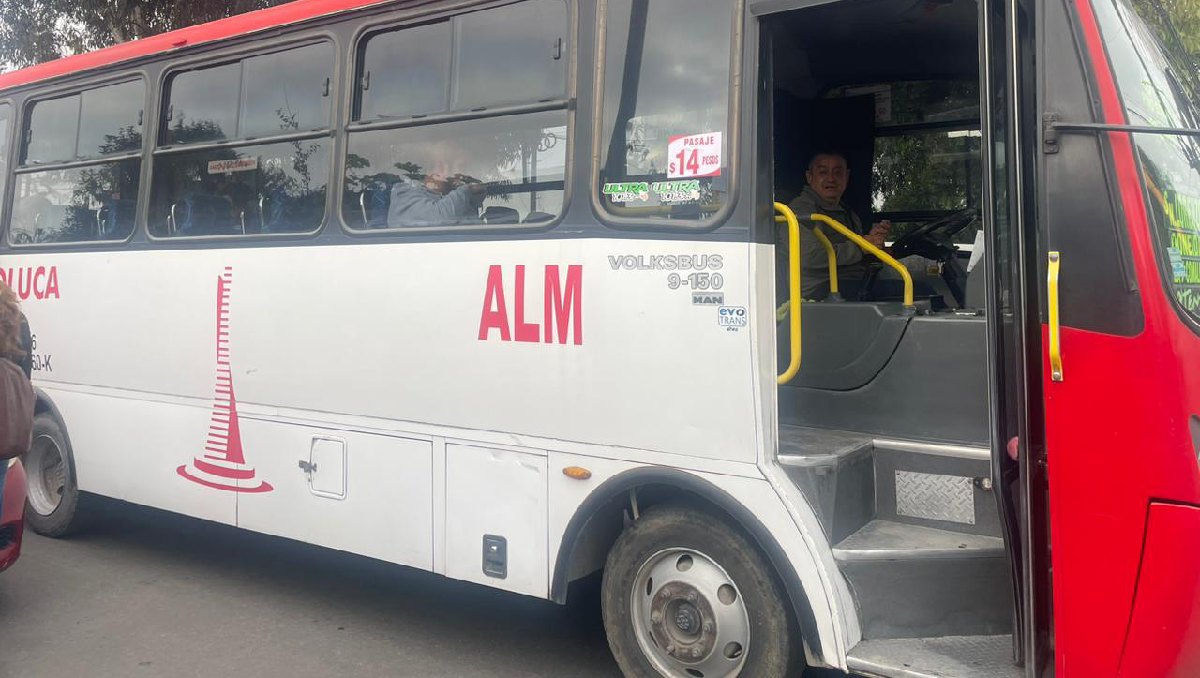 Algunos usuarios se niegan a cubrir el aumento de dos pesos en el pasaje de Edomex. Foto: (Mellissa López)