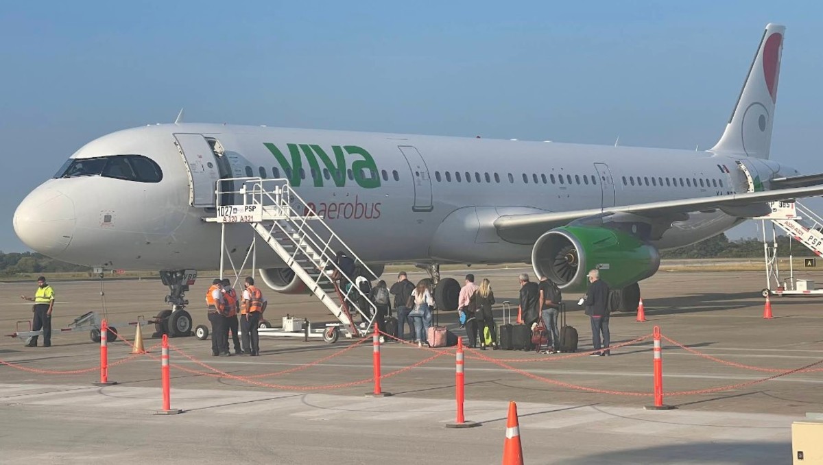 Avión de la compañía Viva en el Aeropuerto de Tampico.