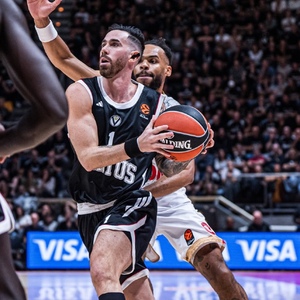 Luca Vildoza, basquetbolista argentino que juega para el Virtus Bolonia, fue detenido junto a su esposa por agredir a una operaria de la Cruz Roja