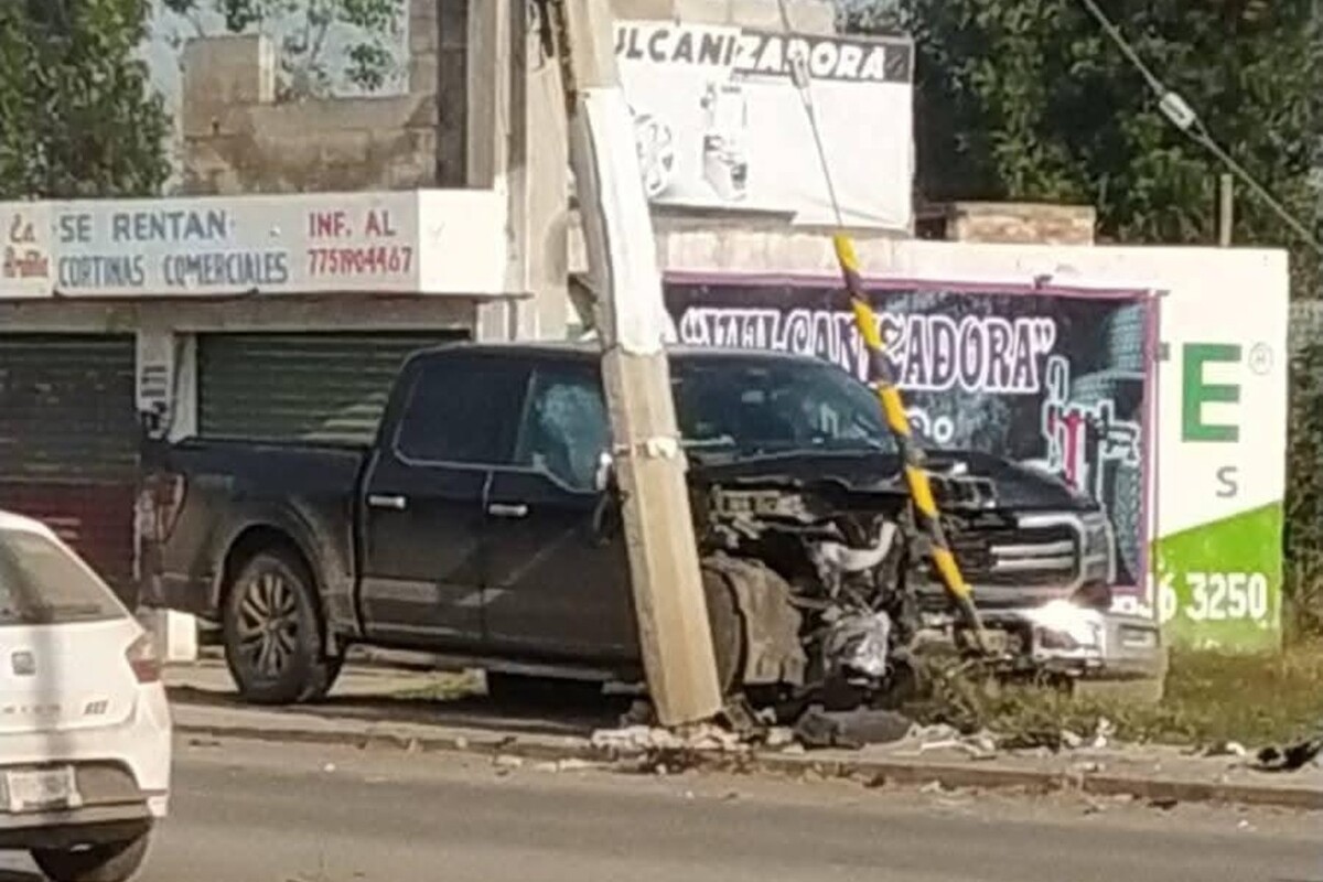 Camioneta de dirigente del PRI queda pérdida total tras choque en Tulancingo