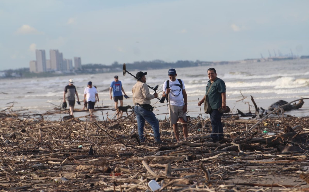 Una gran cantidad de palizada llegó a la playa desde otros estados de la huasteca. | Sergio Sánchez