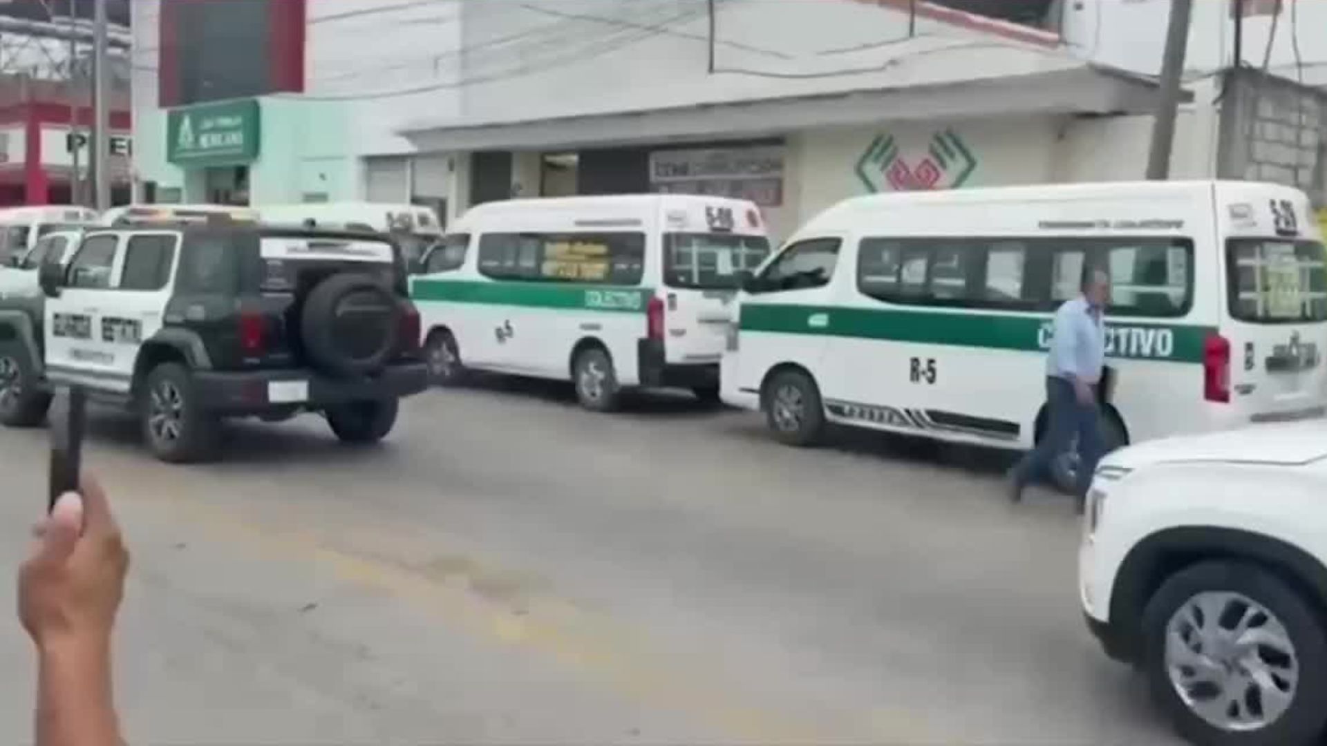 En Chiapas, conductores de diferentes medios de transporte se manifiestan contra los mototaxis