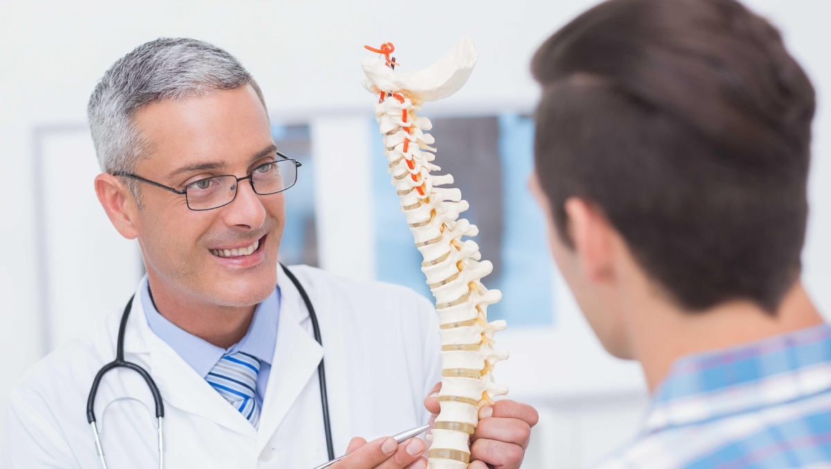 Las condiciones que trata un especialista en columna incluyen estenosis espinal, hernia de disco, espondilolistesis, ciática y más.