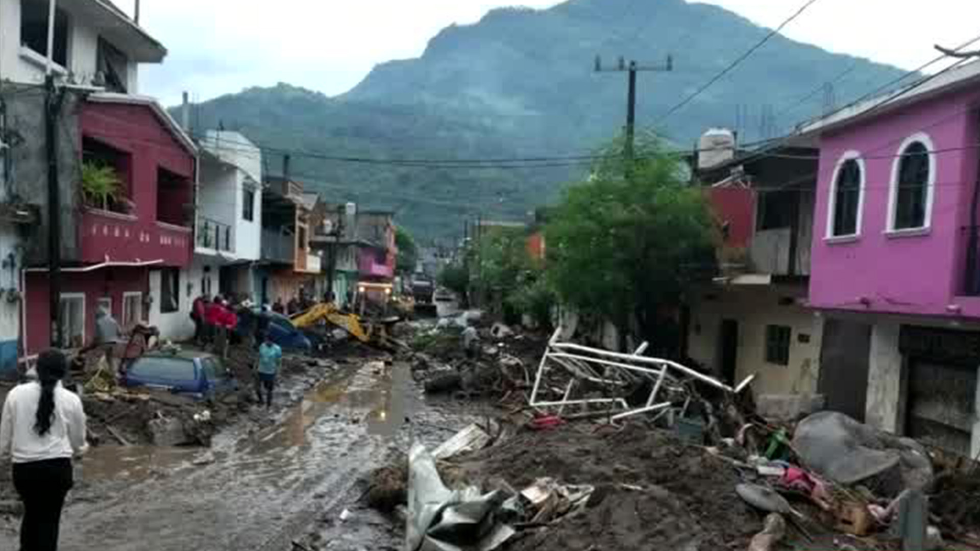 En Hidalgo, liberan carreteras, pero 84 localidades siguen aisladas tras derrumbes y desbordamientos