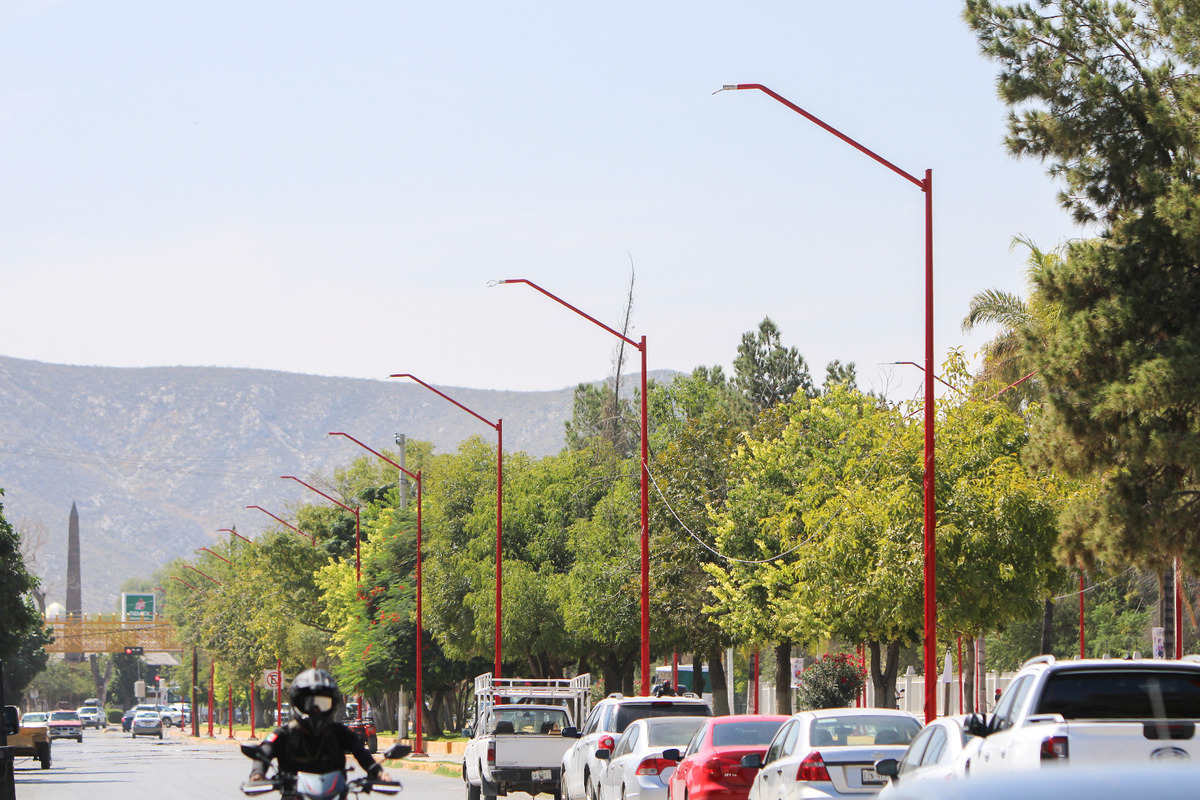 En Lerdo, refuerzan iluminación del bulevar Miguel Alemán. (Rolando Riestra)