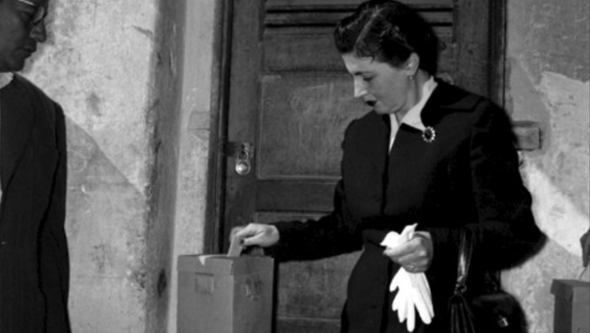 Mujer deposita su voto para la elección de gobernador en Jalisco en 1953. | Foto Instituto Nacional de Antropología e Historia, México