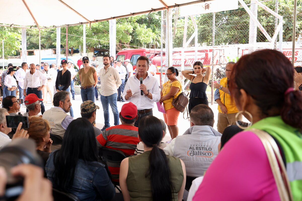 Pablo Lemus entregó apoyos en Vallarta. (Cortesía)