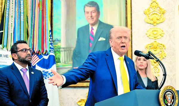 El republicano con el director del FBI, Kash Patel, y la fiscal Pam Bondi en el Despacho Oval. REUTERS