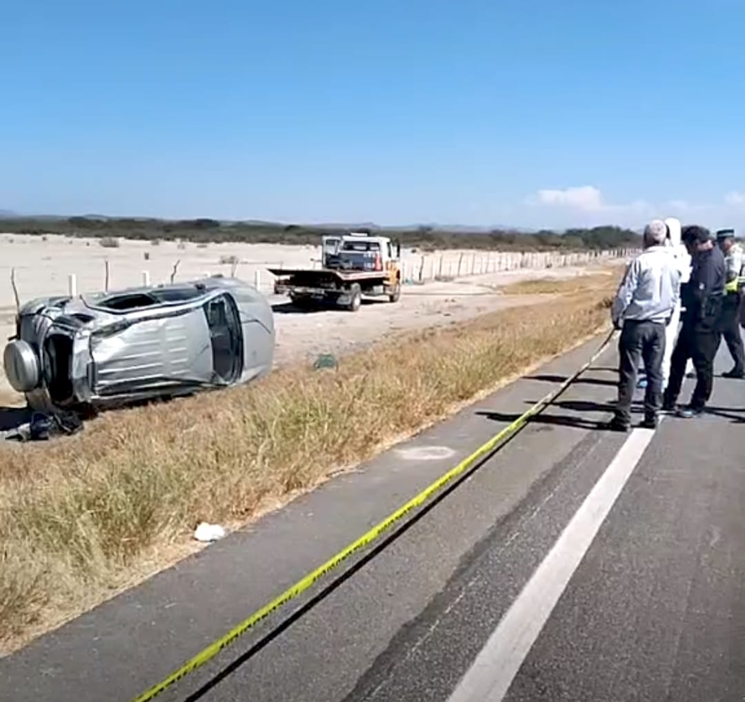 Volcadura en carretera Torreón-Saltillo deja 2 personas muertas. | Especial