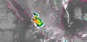 La zona de baja presión se encuentra a 405 km al sur de Oaxaca.