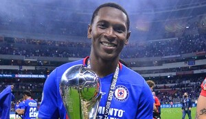 Dan prisión preventiva a los dos hombres que atacaron a Bryan Angulo, ex jugador de Cruz Azul, afuera del estadio de Liga Deportiva Universitaria de Portoviejo