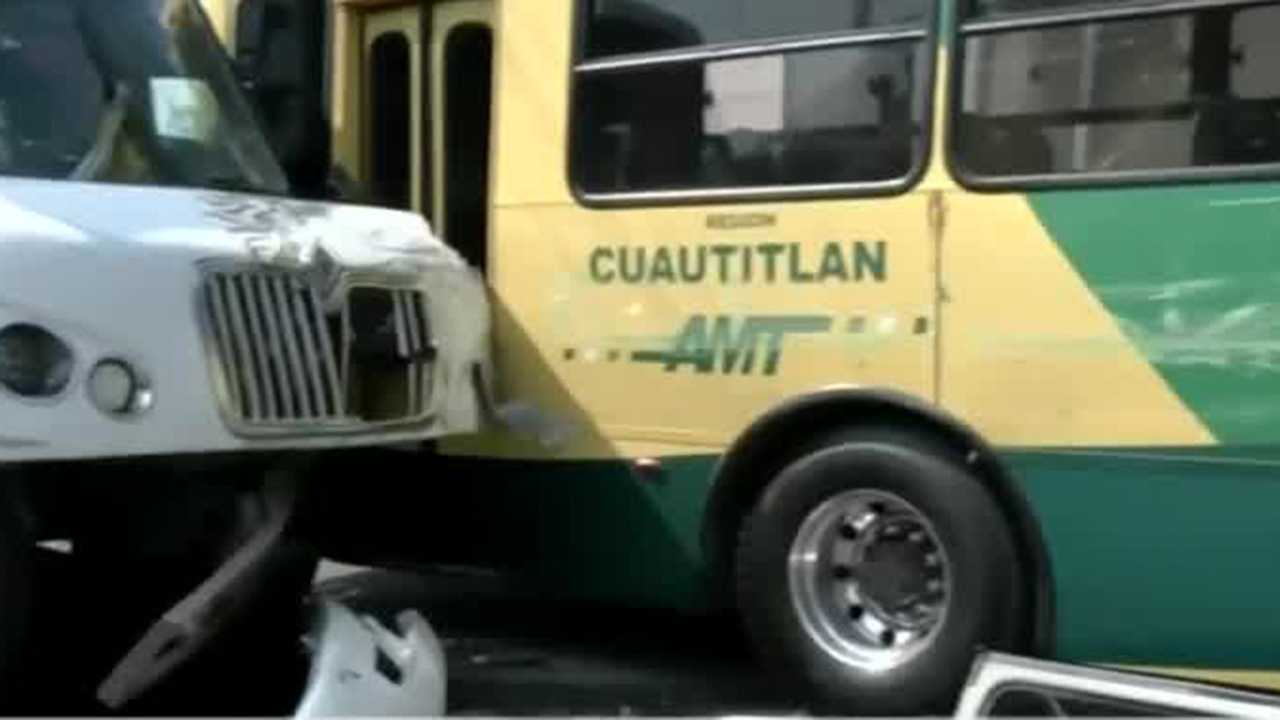 En la CdMx, dos camiones chocaron dejando a diez personas heridas