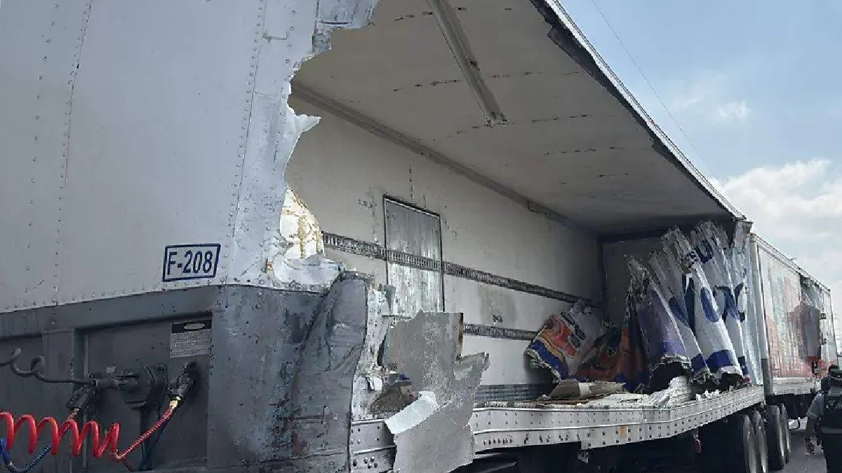 La circulación en la Autopista León-Aguascalientes bloqueó totalmente tras el choque entre tráileres. Foto: Cortesía.