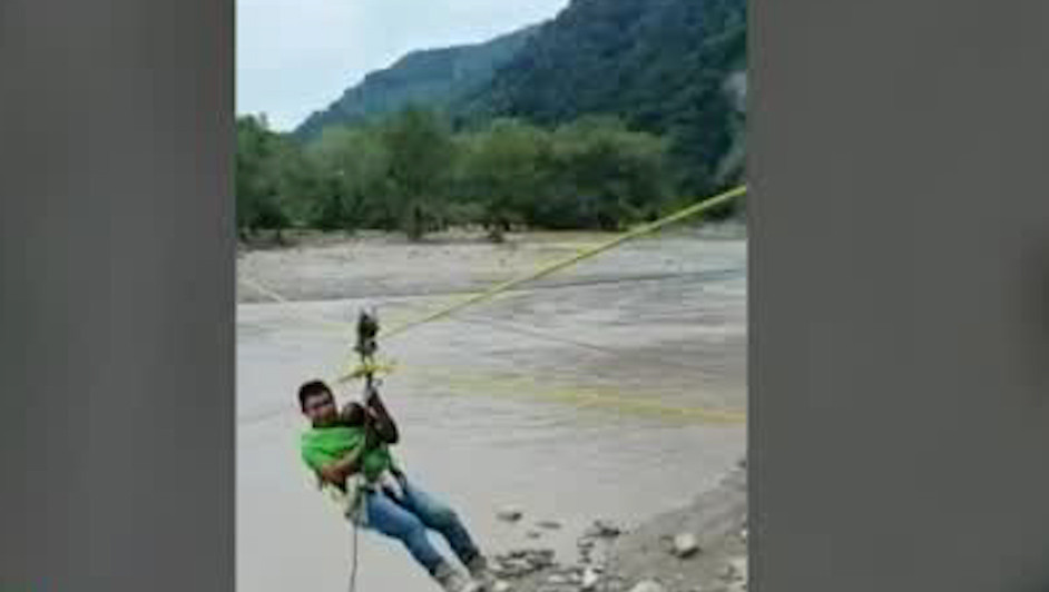 Ciudadanos de Veracruz construyen puente improvisado para ayudar a Texcatepec